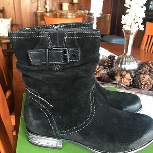 Earth black suede boots